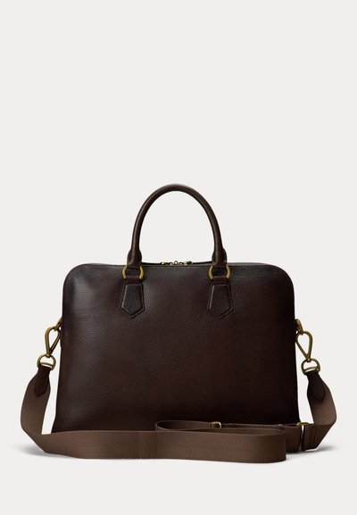 Mörkbrun texturerad läderportfölj med dubbla handtag, avtagbar axelrem och guldfärgade detaljer mot en ljus bakgrund.