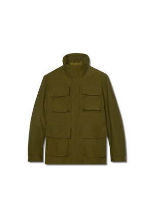 Chaqueta verde oliva hecha de un tejido suave, con cuello alto, cremallera y cuatro bolsillos frontales. Corte recto con detalles de costura mínimos.