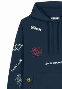 Felpa blu navy con grafiche bianche, rosse e gialle che includono una rosa, un cuore con una freccia e accenti testuali. Materiale morbido.