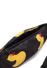 Borsa nera con zip decorata con illustrazioni di papere di gomma gialle e dettagli rossi. Materiale liscio, forma allungata e chiusura con zip evidente.