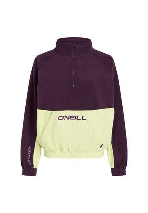 Paarse en gele ritspulli-jack met een brede tailleband; beschikt over het "O'Neill" logo en "Polartec" branding op de mouw.