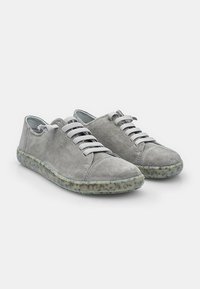 Adidași gri din suede cu șireturi albe și o talpă de cauciuc transparentă cu speckles. Prezintă un design cu profil redus și un vârf rotund.
