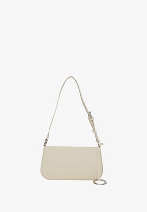 Beige kunstlæder håndtaske med rektangulær form, justerbar skulderrem og cirkulært metalaccent, med en glat og blank tekstur.