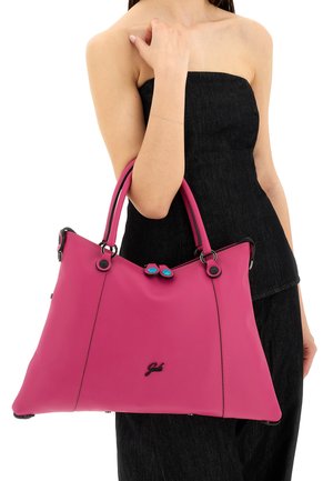 Borsa a tracolla in pelle rosa con doppi manici, forma angolare e dettagli neri. Presenta chiusure a scatto e logo del marchio sulla parte anteriore.