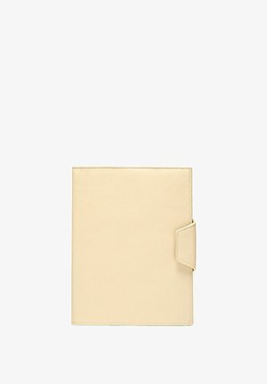 Raccoglitore in pelle color beige con una texture liscia, dotato di chiusura laterale a patta e cuciture a contrasto lungo i bordi. Forma rettangolare.