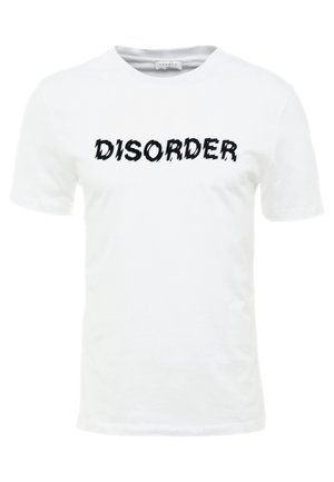 Valkoinen lyhythihainen t-paita mustalla sahalaitaisella tekstillä "DISORDER" rinnan yli, pyöreä pääntie ja "sandro" -labeli kauluksessa.