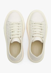 Białe skórzane trampki z teksturowanymi bocznymi panelami, okrągłym noskiem i płaskimi sznurowadłami. Lekko podniesiona gumowa podeszwa z delikatnym różowym akcentem.