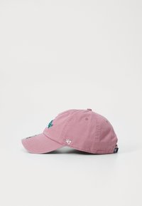 Rosa Baseballcap mit grünen gestickten Akzenten, einem geschwungenen Schirm und verstellbarem Riemen. Der Stoff hat eine strukturierte Oberfläche. Logo auf der Vorderseite.