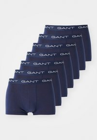 Boxer-briefs pour hommes bleu marine avec une taille élastique arborant le logo blanc "GANT" ; tissu lisse avec une coupe ajustée, montrant plusieurs paires.