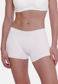 Boyshorts bianchi senza cuciture con un tessuto morbido e elasticizzato. Presentano una vita confortevole e una vestibilità aderente, adatti per l'uso quotidiano.