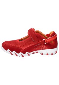 Chaussure en daim rouge avec des panneaux en maille, une sangle en Velcro et une semelle en caoutchouc blanc présentant des accents rouges et un design texturé.