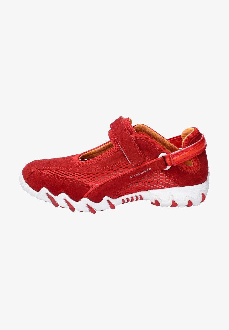 Chaussure en daim rouge avec des panneaux en maille, une sangle en Velcro et une semelle en caoutchouc blanc présentant des accents rouges et un design texturé.
