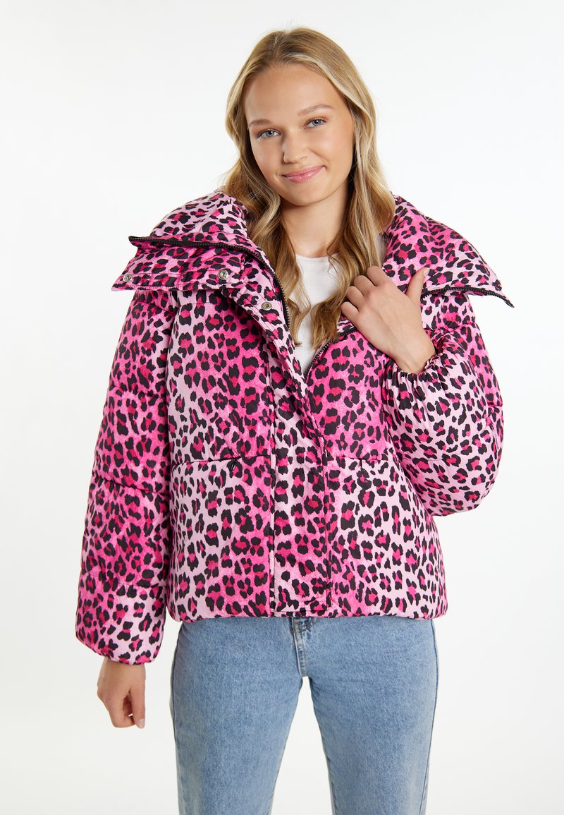 Růžová puffová bunda s leopardím vzorem, vysokým límcem, zapínáním na zip a patentky, a dvěma předními kapsami, doplněná elastickými manžetami.