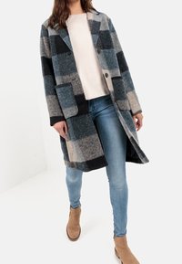 Wollen blendjas met een geruit patroon in grijs, zwart en beige, met een enkele knoopsluiting en zijzakken.