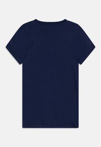 Námořnická modrá krátká tričko s kulatým výstřihem, vyrobené z měkké bavlny. Má hladkou texturu a čistý lem bez viditelných log a dekorací.