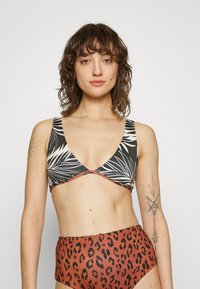 Bikini szett, fekete-fehér levélmintás felsővel, V-kivágással és barna leopárdmintás, magas derekú alsóval. Nyújtható anyag.