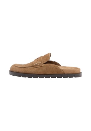 Mocassin marron en daim à enfiler avec une semelle en caoutchouc noire et des détails cousus, vu de profil sur fond blanc.