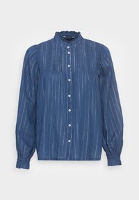 Camisa azul de botão com riscas brancas verticais, apresentando um colarinho com babados, mangas longas e volumosas, e fecho com botões na frente.