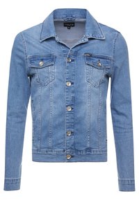lichtblauwe denimjack met knoopsluiting aan de voorkant, twee borstzakken met klep en knopen, en lange mouwen.