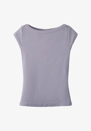 Haut pour femmes à manches courtes, côtelé, lavande-gris, avec un large col rond dégagé, présenté à plat sur fond blanc.