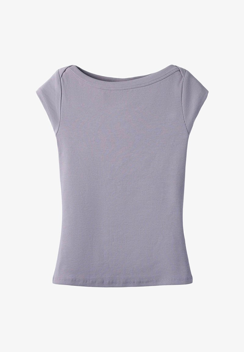 Haut pour femmes à manches courtes, côtelé, lavande-gris, avec un large col rond dégagé, présenté à plat sur fond blanc.