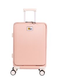 Rosa Hartschalenkoffer mit vertikaler Rippstruktur, weißen Akzenten, Teleskopgriff und vier Rollen für Mobilität. Markenlabel sichtbar.