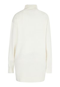 Maglione bianco a maglia con colletto alto, maniche lunghe e vestibilità comoda. Texture liscia, orlo dritto con spacco laterale.