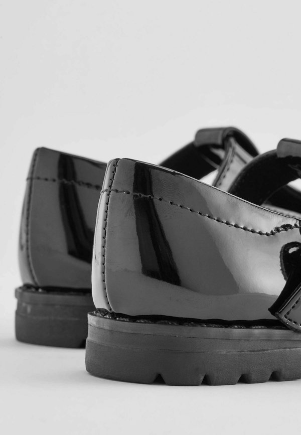 SCHOOL JUNIOR BOW WIDE FIT – Riemchenballerina