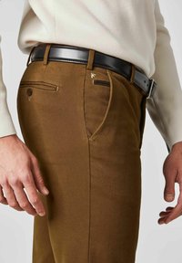 Braune Baumwollhosen mit tailliertem Design, ausgestattet mit einem schwarzen Ledergürtel, einer Gesäßtasche mit Knopf und goldenen Hardware-Akzenten.