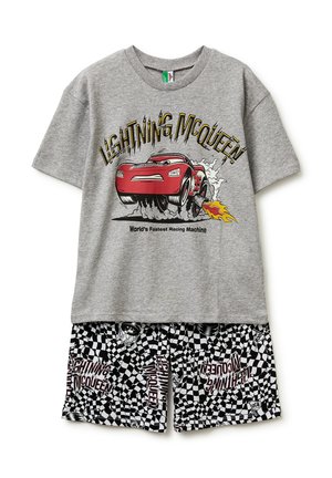 Graues T-Shirt mit rotem Lightning McQueen-Autografik und Text, kombiniert mit schwarz-weißen karierten Shorts mit wiederholtem Lightning McQueen Schriftzug.