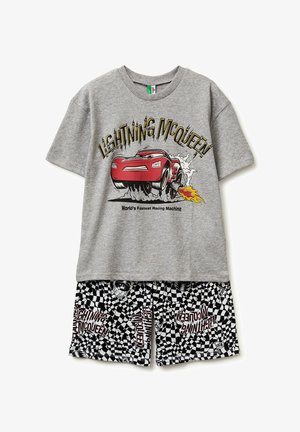 Graues T-Shirt mit rotem Lightning McQueen-Autografik und Text, kombiniert mit schwarz-weißen karierten Shorts mit wiederholtem Lightning McQueen Schriftzug.