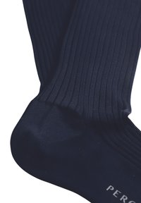 Calzini a coste di color blu navy realizzati in un tessuto liscio e elastico, con tallone e punta rinforzati, caratterizzati da un logo alla base.