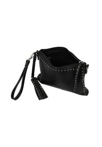 Clutch in pelle nera con borchie argentate sul davanti, un accento di frangia testurizzata e una tracolla rimovibile. Chiusura superiore con zip.