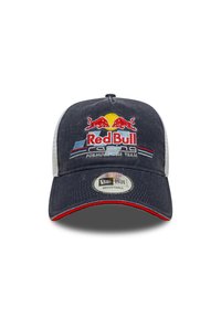 Gorra de béisbol ajustable de color azul oscuro con visera curvada, con acentos en rojo y blanco, y con el logo bordado de Red Bull Racing en la parte frontal.