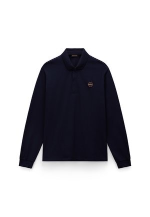 Maritimer Langarm-Polo aus Baumwolle mit klassischem Kragen, Knopfleiste und einem runden Logo-Patch auf der Brust.