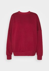 Sudadera roja de tejido suave, con cuello redondo, puños acanalados y un corte relajado. Textura suave sin patrones visibles.