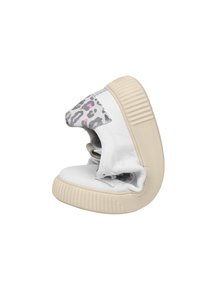 Sneaker bianco con tomaia in tessuto grigio e rosa a motivi, suola in gomma beige e design pieghevole unico. Accenti includono dettagli testurizzati.