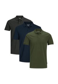 Drei Poloshirts: schwarz, marineblau und olivgrün. Jedes hat einen klassischen Kragen und kurze Ärmel und besteht aus glattem Baumwollstoff.