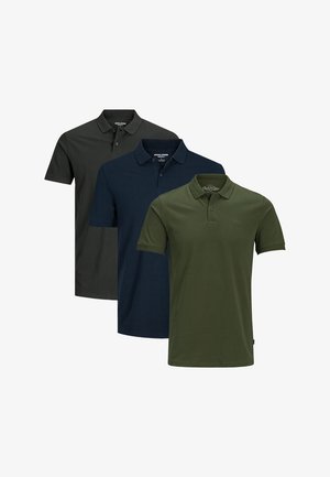 Tre polo in nero, blu navy e verde oliva. Ognuna presenta un colletto, maniche corte e un logo discreto sul petto.