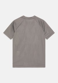 Grå t-shirt med kort ärm och en strukturerad mönster, med rundad halsringning och raglanärmar. Slät tyg med en lätt design.