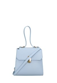 Lichtblauwe leren handtas met een gestructureerd ontwerp, klepclosure, gouden hardware accenten, bovenhandgreep en een afneembare schouderriem.