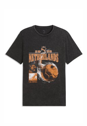 Sort kortærmet Puma T-shirt med orange "Netherlands 2026" tekst, brølende løve, flammende fodbold og Puma Football-logo foran.