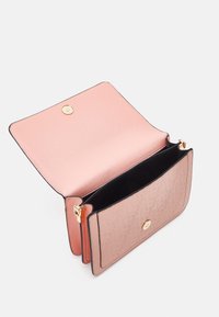 Rosa läderhandväska med en strukturerad framsida, guldfärgade detaljer och en slät inredning. Har en tryckknappslåsning och två fack.