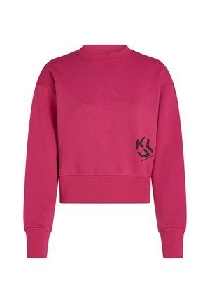 Fuksia kort sweatshirt med lange ermer, glatt tekstur og en svart logo på venstre front. Ribbestrikkede mansjetter og hals.