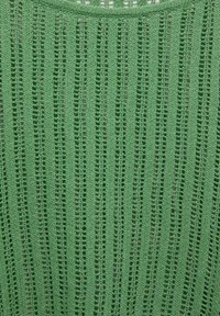 Grünes gestricktes Kleidungsstück mit vertikalen Streifenmustern, das offene Gewebebereiche und eine weiche Textur aufweist. Abrundung im Dekolleté-Bereich sichtbar.
