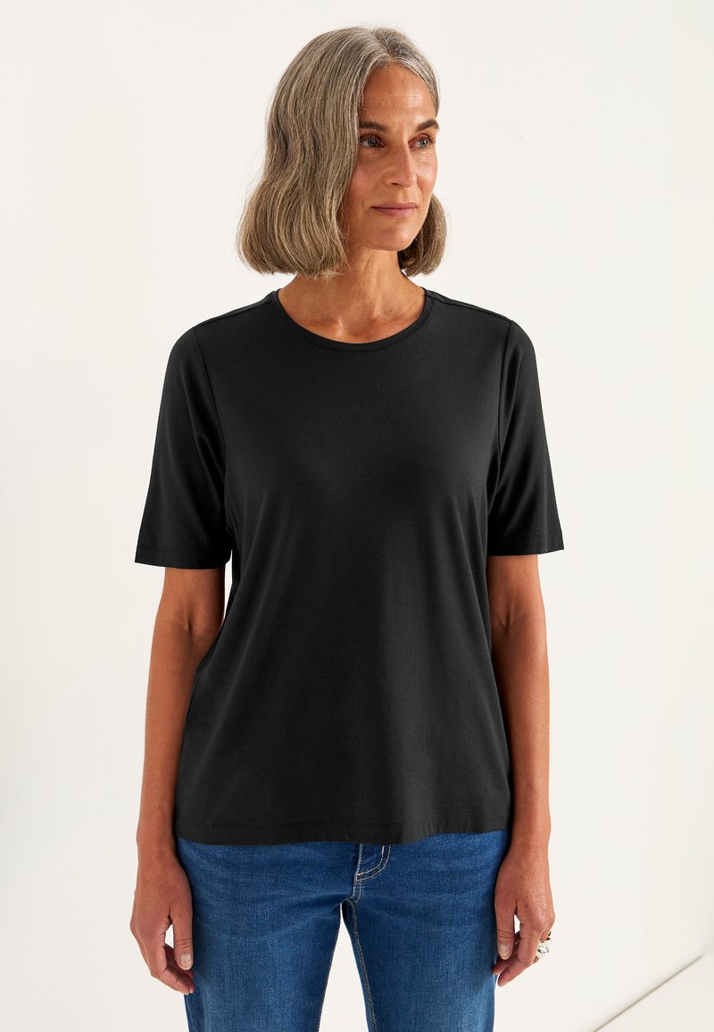 Sort kortærmet t-shirt lavet af blødt, glat stof med rund halsudskæring. Enkelt design uden mønstre eller accenter.