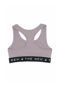 Lavendel sport-bh med racerback-design. Har ett svart elastiskt band med vit text, slät textur och utan vaddering.