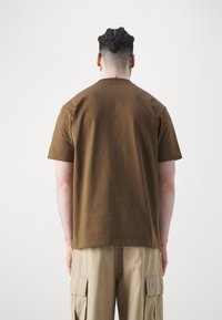 Carhartt WIP UNIVERSITY SCRIPT - Majica kratkih rukava s printom - lumber/white
