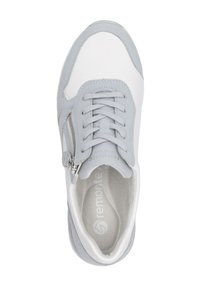 Weiße und hellgraue Sneaker mit Schnürsenkeln, einem seitlichen Reißverschluss, Obermaterial aus glattem Leder, weichem Innenfutter und gepolsterter Sohle.