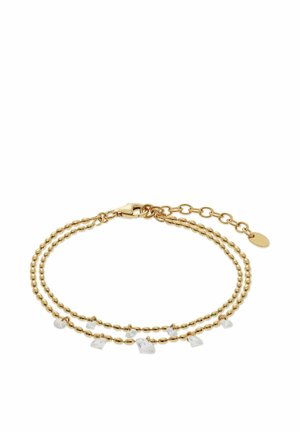 Bracelet à double rangée de perles dorées avec petits charms en cristal clair irrégulier et fermoir chaîne réglable sur fond blanc.